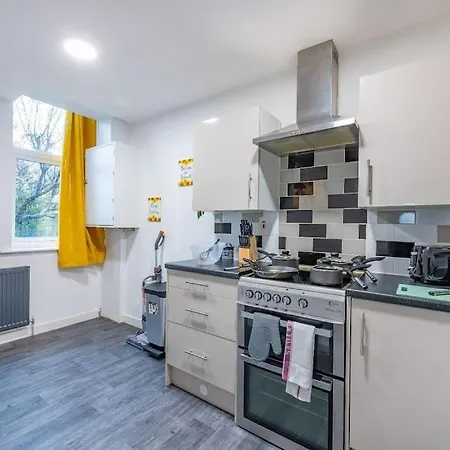 *f18gh* For Relaxed & Cosy Stay/free Parking/wifi Daire Leeds (West Yorkshire)